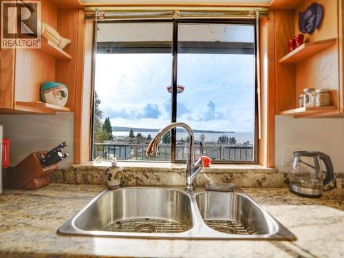 4029 Lytton Ave, Powell River, BC - Indoor Photo Showing Kitchen With Double Sink