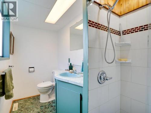 4029 Lytton Ave, Powell River, BC - Indoor Photo Showing Bathroom