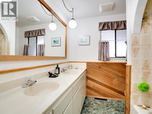 4029 Lytton Ave, Powell River, BC - Indoor Photo Showing Bathroom