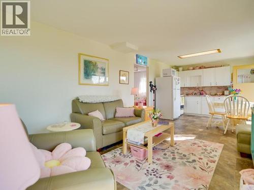 4029 Lytton Ave, Powell River, BC - Indoor Photo Showing Living Room