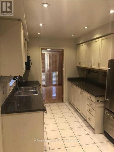 5484 Richmeadow Mews, Mississauga, ON - Indoor Photo Showing Kitchen With Double Sink