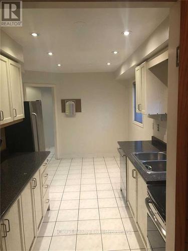 5484 Richmeadow Mews, Mississauga, ON - Indoor Photo Showing Kitchen With Double Sink