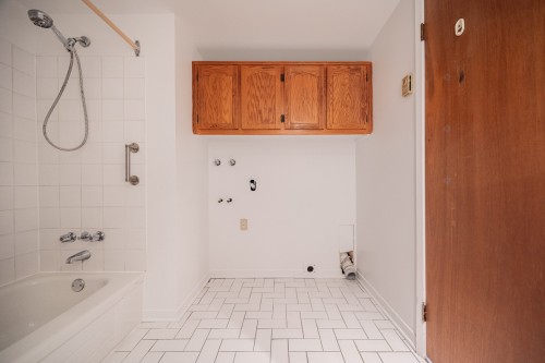 Laundry - 346 Boul. Samson, Laval (Sainte-Dorothée), QC - Indoor Photo Showing Bathroom