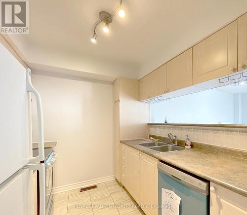 27 Santa Cruz Private, Ottawa, ON - Indoor Photo Showing Kitchen With Double Sink