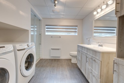 Bathroom - 12240 Av. Salk, Montréal (Montréal-Nord), QC - Indoor Photo Showing Laundry Room