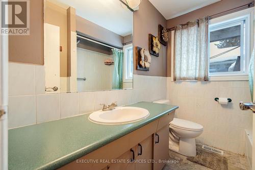 268 Ross Avenue, Kitchener, ON - Indoor Photo Showing Bathroom