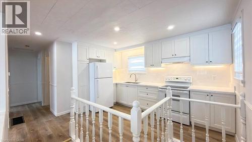 22 Broadview Avenue, Cambridge, ON - Indoor Photo Showing Kitchen