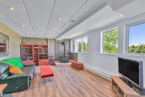 Salle familiale - 3341 Route Du Fleuve, Les Éboulements, QC - Indoor