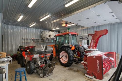 Garage - 3341 Route Du Fleuve, Les Éboulements, QC - Indoor Photo Showing Garage