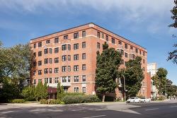 53-1 Av. Rosemount  Westmount, QC H3Y 3G6