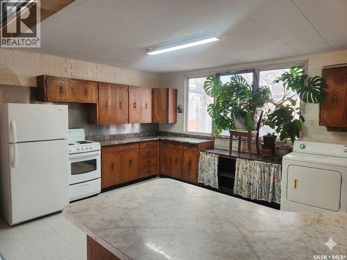 421 4Th Street, Chaplin, SK - Indoor Photo Showing Kitchen