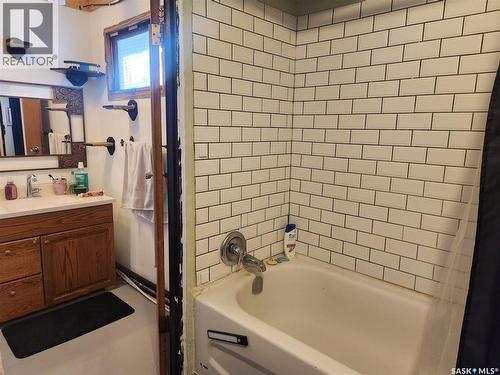 421 4Th Street, Chaplin, SK - Indoor Photo Showing Bathroom