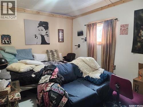 421 4Th Street, Chaplin, SK - Indoor Photo Showing Living Room