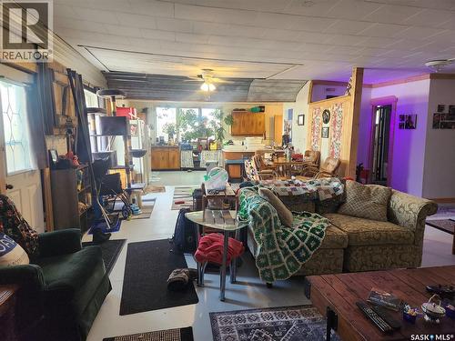 421 4Th Street, Chaplin, SK - Indoor Photo Showing Living Room