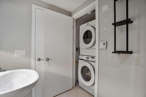 Bathroom - 437-1414 Rue Chomedey, Montréal (Ville-Marie), QC - Indoor Photo Showing Laundry Room