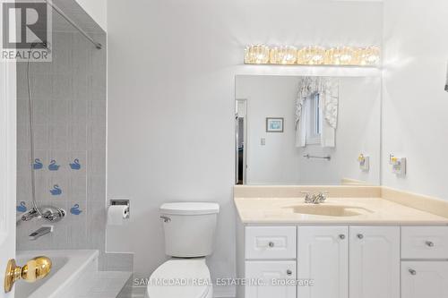 4461 Gladebrook Crescent, Mississauga, ON - Indoor Photo Showing Bathroom