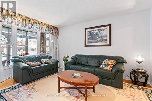 4461 Gladebrook Crescent, Mississauga, ON - Indoor Photo Showing Living Room