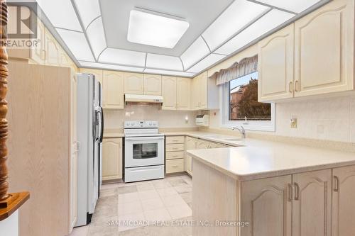 4461 Gladebrook Crescent, Mississauga, ON - Indoor Photo Showing Kitchen