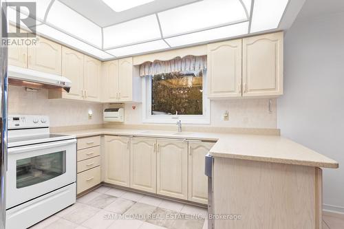 4461 Gladebrook Crescent, Mississauga, ON - Indoor Photo Showing Kitchen