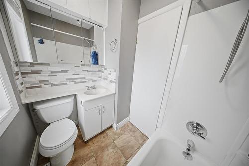 515 Regent (East) Avenue E, Winnipeg, MB - Indoor Photo Showing Bathroom