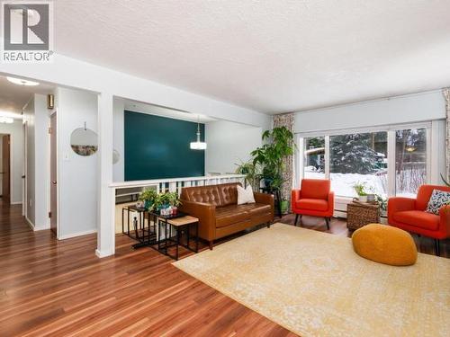 6 Tatchun Road, Whitehorse, YT - Indoor Photo Showing Living Room