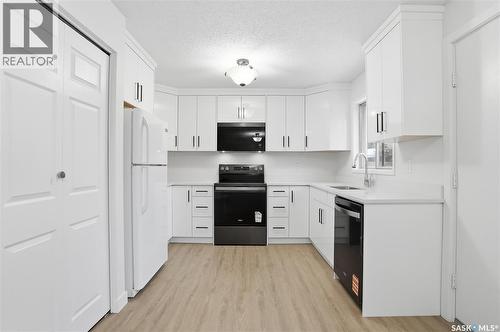 226 Stillwater Drive, Saskatoon, SK - Indoor Photo Showing Kitchen