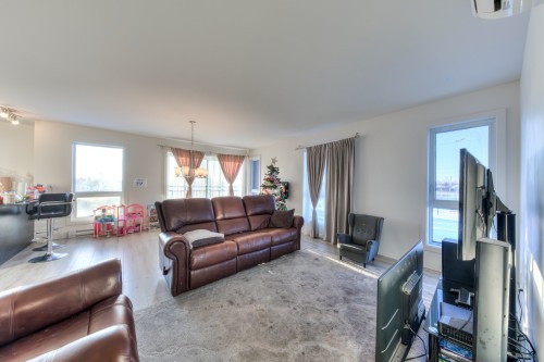 Salon - 683 Rue Péladeau, Laval (Auteuil), QC - Indoor Photo Showing Living Room
