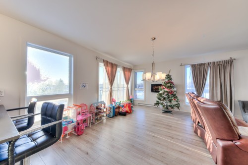 Salon - 683 Rue Péladeau, Laval (Auteuil), QC - Indoor Photo Showing Living Room