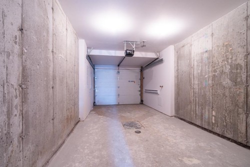 Garage - 388 Av. Skaniatarati, Montréal (Lachine), QC - Indoor Photo Showing Garage