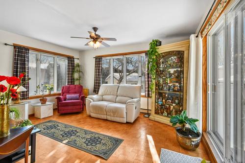 Salon - 52 Place Jasper, Candiac, QC - Indoor Photo Showing Living Room