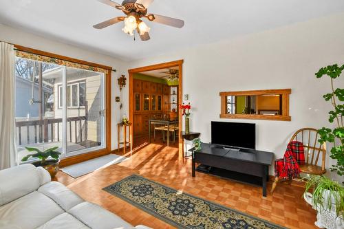 Salon - 52 Place Jasper, Candiac, QC - Indoor