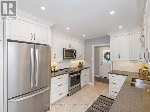 437 Highside Drive, Milton, ON - Indoor Photo Showing Kitchen With Stainless Steel Kitchen With Double Sink With Upgraded Kitchen