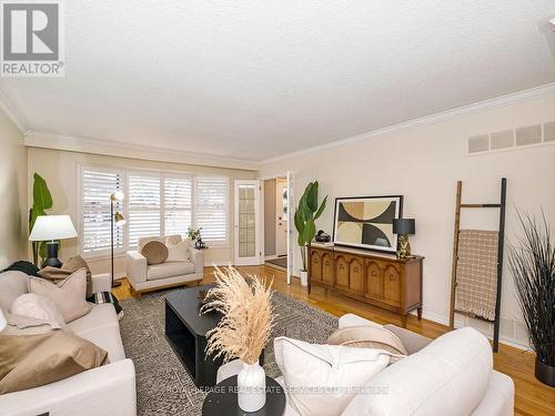 437 Highside Drive, Milton, ON - Indoor Photo Showing Living Room