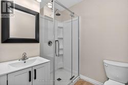 Primary bedroom ensuite - 