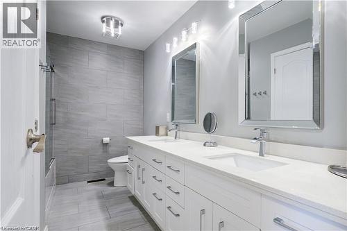 18 Charing Drive, Hamilton, ON - Indoor Photo Showing Bathroom