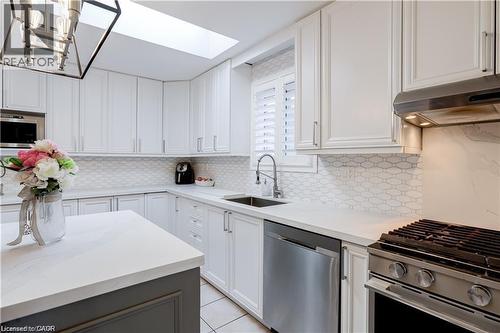 18 Charing Drive, Hamilton, ON - Indoor Photo Showing Kitchen With Upgraded Kitchen