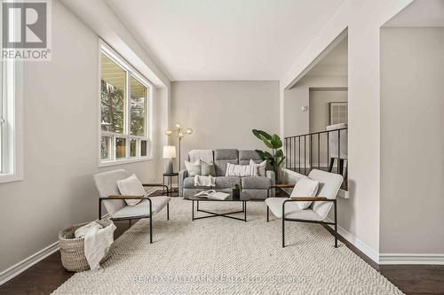 5 POPLAR CRESCENT W  Aurora, ON L4G 3M4