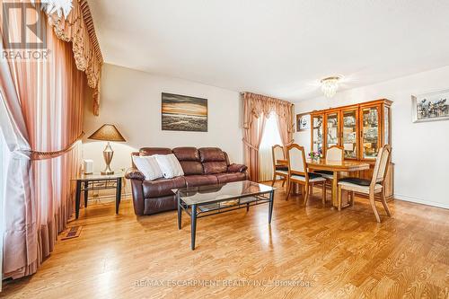 26 Quaker Crescent, Hamilton, ON - Indoor Photo Showing Living Room