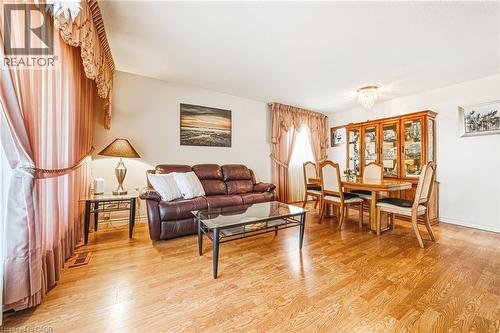 26 Quaker Crescent, Hamilton, ON - Indoor Photo Showing Living Room