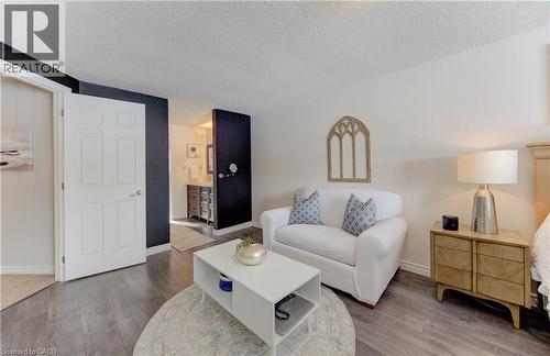 456 Oakfield Court, Waterloo, ON - Indoor Photo Showing Living Room