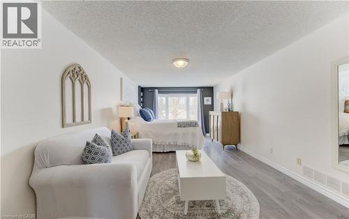 456 Oakfield Court, Waterloo, ON - Indoor Photo Showing Living Room