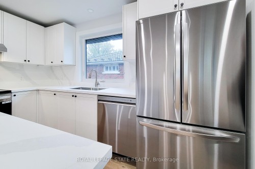 53 Winchester Boulevard, Hamilton, ON - Indoor Photo Showing Kitchen