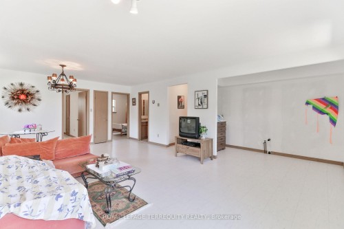 46 Stocco Circle, Tiny, ON - Indoor Photo Showing Living Room