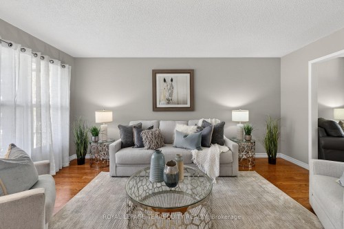 3591 Kelso Crescent, Mississauga, ON - Indoor Photo Showing Living Room