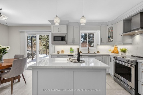 3591 Kelso Crescent, Mississauga, ON - Indoor Photo Showing Kitchen With Upgraded Kitchen