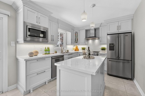 3591 Kelso Crescent, Mississauga, ON - Indoor Photo Showing Kitchen With Upgraded Kitchen