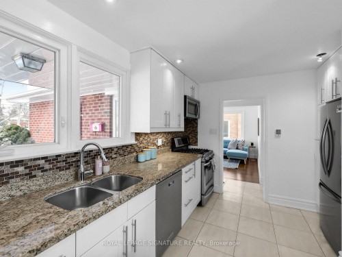 732 Melton Drive, Mississauga, ON - Indoor Photo Showing Kitchen With Double Sink