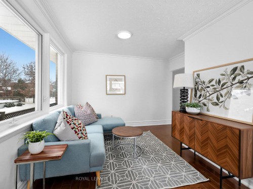 732 Melton Drive, Mississauga, ON - Indoor Photo Showing Living Room