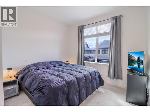 703 15A Crescent Unit# 15, Invermere, BC - Indoor Photo Showing Bedroom
