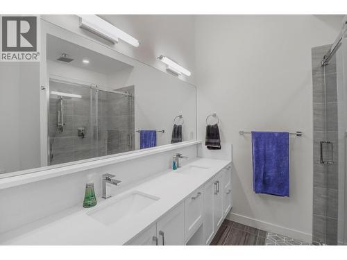 703 15A Crescent Unit# 15, Invermere, BC - Indoor Photo Showing Bathroom